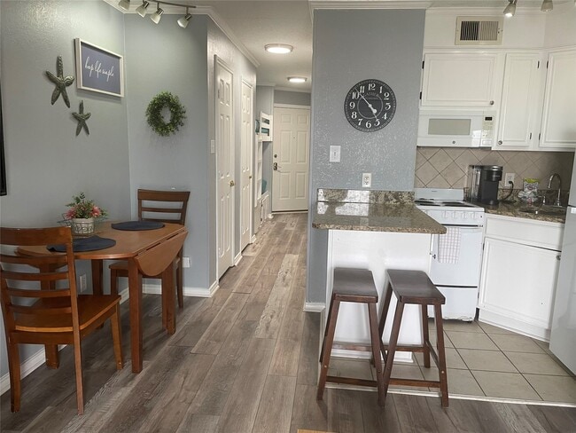 Building Photo - 6102 Seawall Blvd