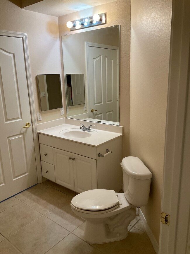 Building Photo - Great Condo in the NW