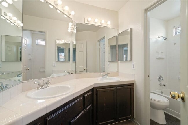 Building Photo - 2576 Silver Shadow Dr