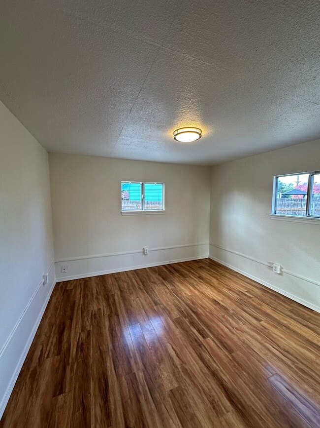 Building Photo - 809 Willard. New pictures coming soon!!