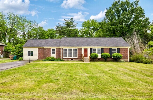 Building Photo - Very large 4 bedroom ranch in Donelson, TN...