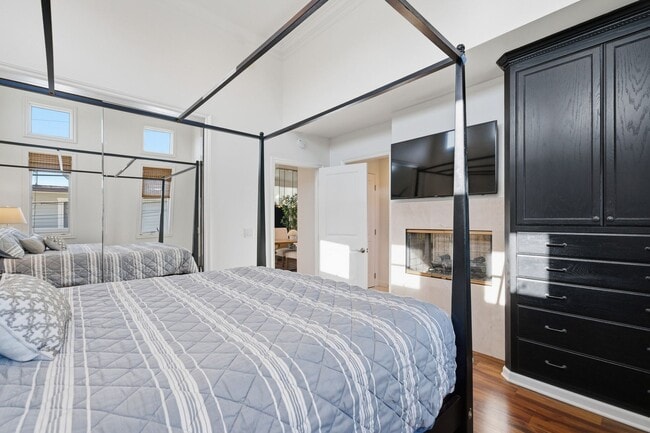 Building Photo - Light-Filled Furnished Townhouse with Rooftop Deck in Corona del Mar