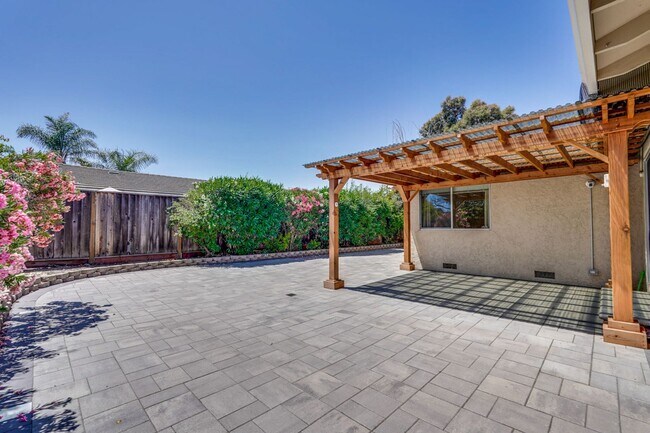 Building Photo - Bright and Spacious 3 Bed 2 Bath Single Fa...