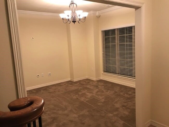 Building Photo - 2507 S Greens Way