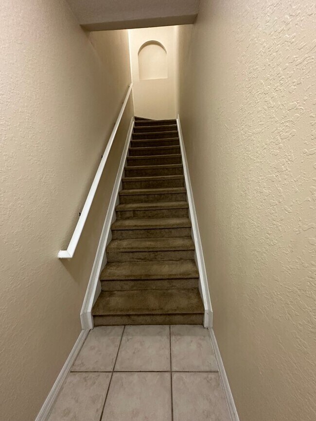 Building Photo - 3 BEDROOM 2 BATH 2 CAR GARAGE CONDO