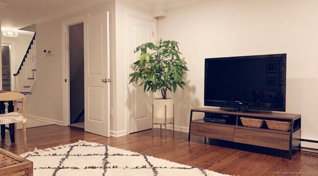 Building Photo - 10 Mead St