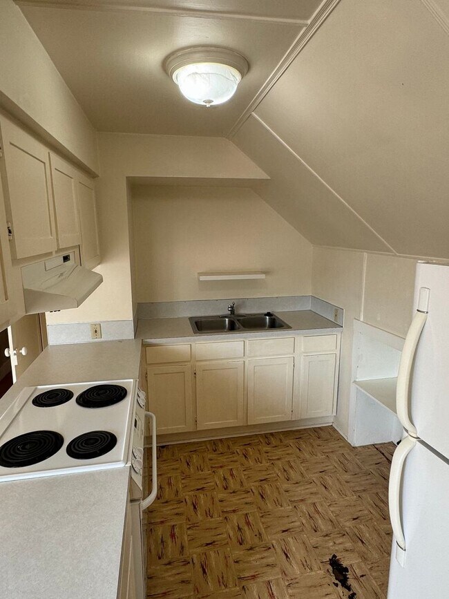 Building Photo - 2 Bedroom in Triplex Near Downtown and Campus