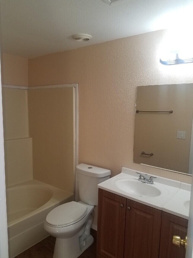 Building Photo - 2 BEDROOM 2 BATH HOME READY FOR MOVE IN!