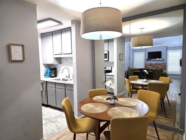 Building Photo - 10053 Westpark Dr