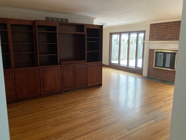 Building Photo - 2401 Bristol Rd