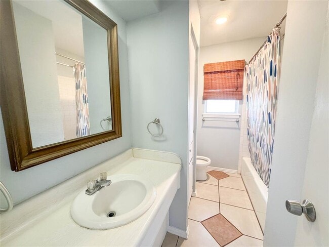 Building Photo - 8602 Colonial Dr