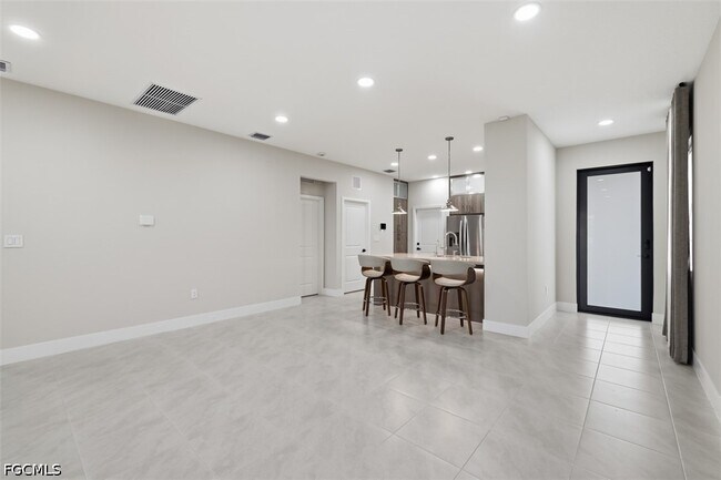 Building Photo - 5069 Penella Ave
