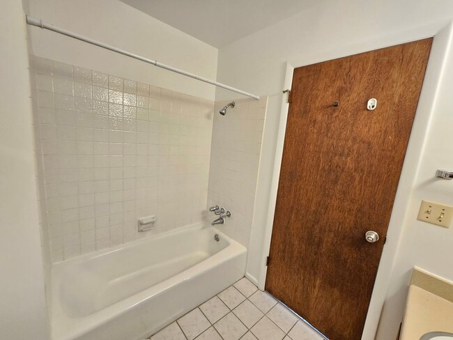 Building Photo - Great 3 Bed / 2 Bath Duplex in Millcreek