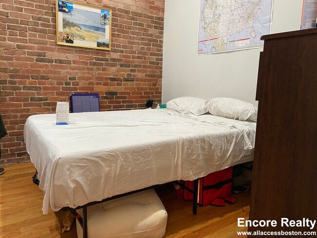 Building Photo - 1089 Beacon St