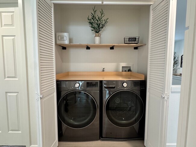 Building Photo - 297 Mildred St