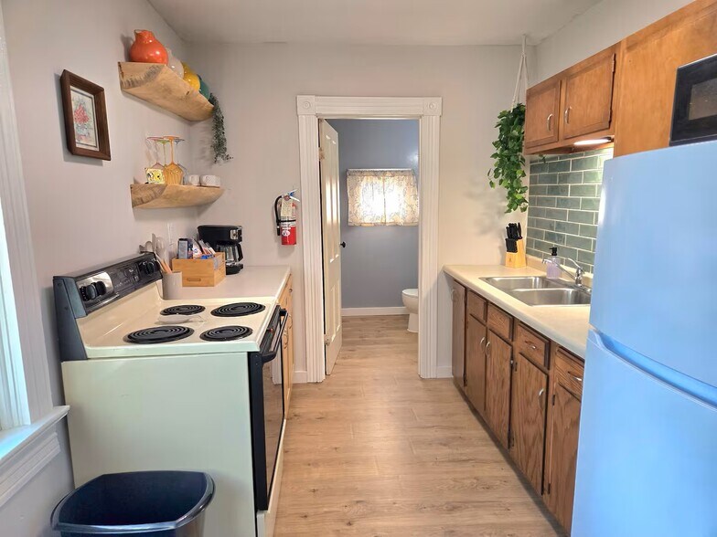 Building Photo - 1303 8th St E