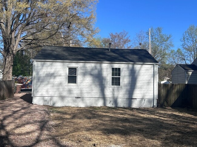 Building Photo - Great central Greensboro location with a detached 2 car garage space! Near UNCG