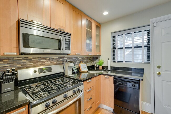 Building Photo - 7425 N Sheridan Rd