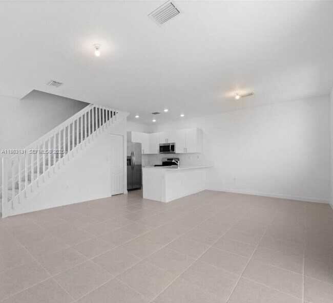 Building Photo - 701 SE 14th Ct