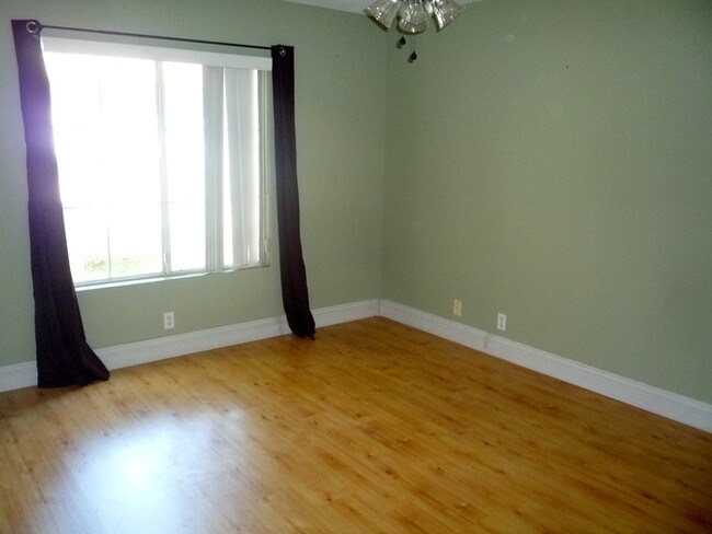 Building Photo - Two bedroom Two Bath Condo!