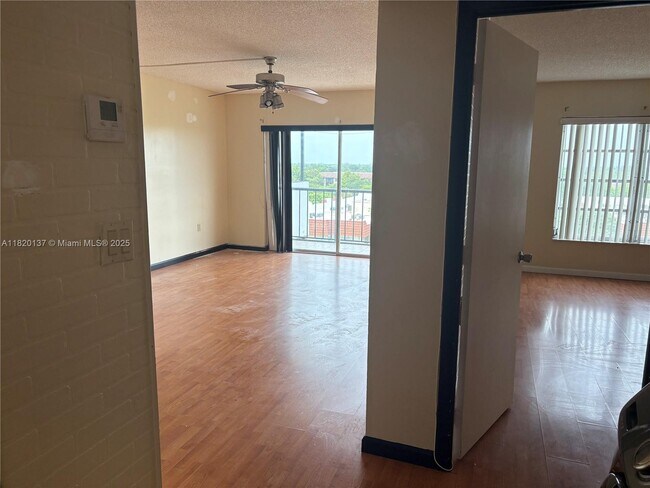 Building Photo - 4164 Inverrary Dr