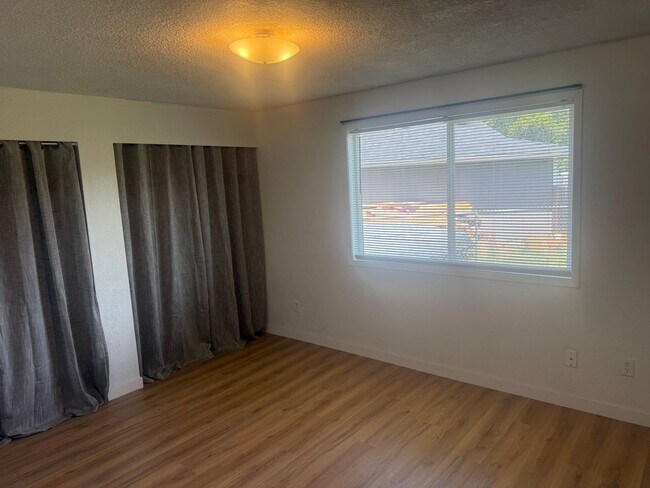 Building Photo - Burlingojn two bedroom with garage