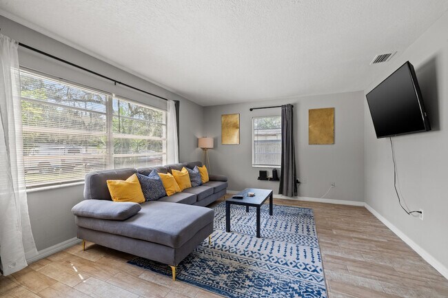 Primary Photo - 4219 E Henry Ave