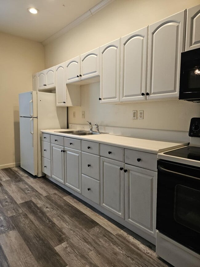 Building Photo - One Bedroom near BGSU Campus
