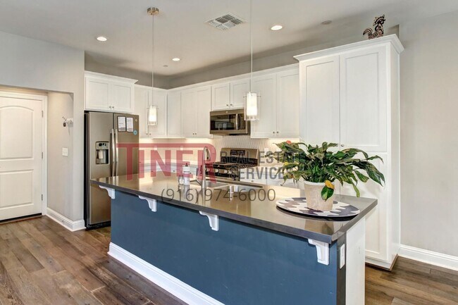 Building Photo - Huntington Sierra Oaks Gem with Fabulous A...