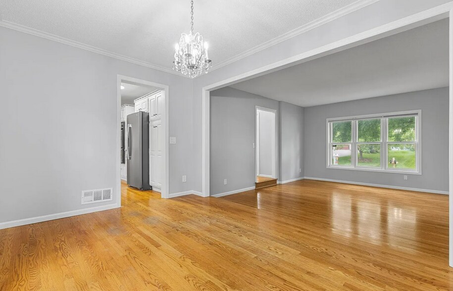 Building Photo - 1900 Vernon Dr S