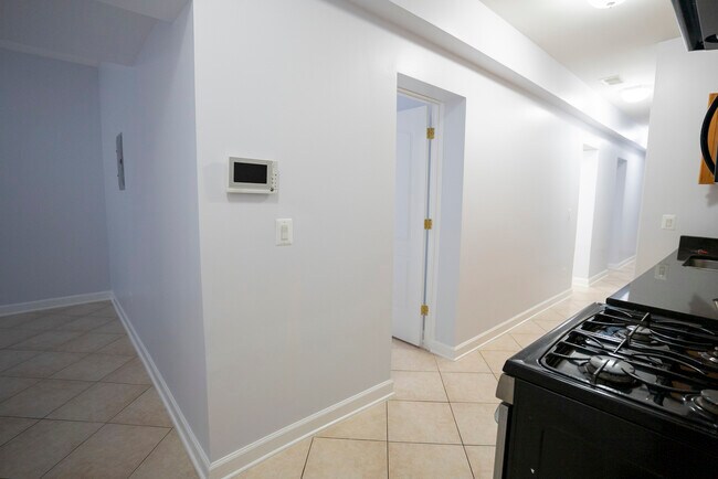Building Photo - 2416 N Greenview Ave