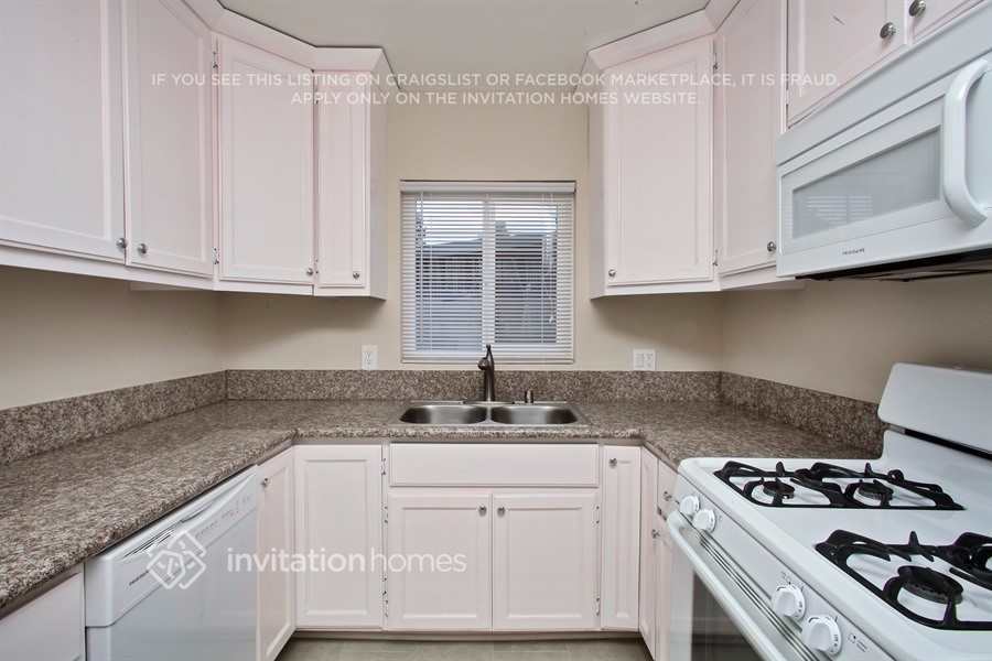 Building Photo - 13207 S Largo Ave