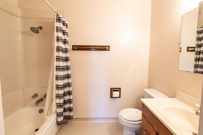 Building Photo - Adorable West Morgan Hill Family Home!