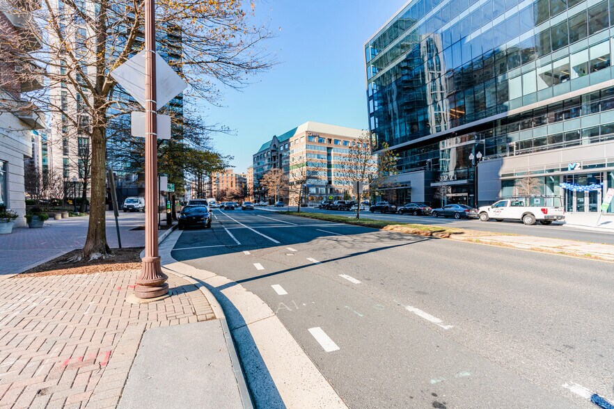 Building Photo - 3900 Fairfax Dr