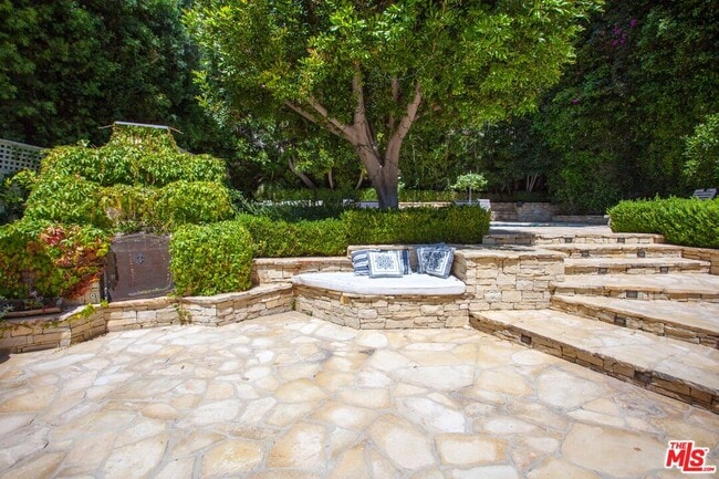 Building Photo - 1515 N Doheny Dr