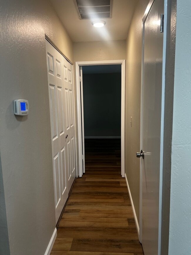 Building Photo - 3 Bedroom/2 Bathroom Single Story Home In ...