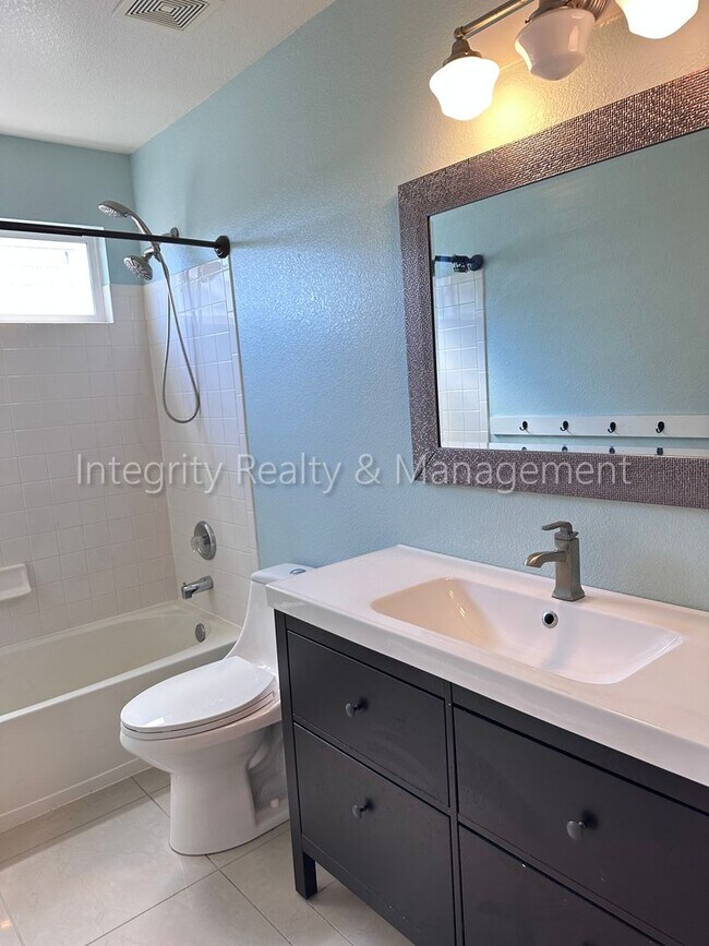 Building Photo - 10163 Foxridge Cir
