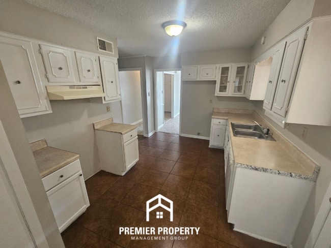 Building Photo - 3373 S Mendenhall Rd