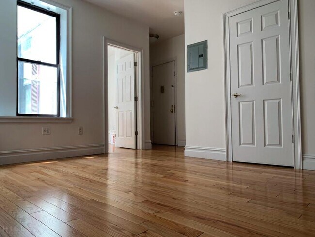 Building Photo - 2 bedroom in ASTORIA NY 11106