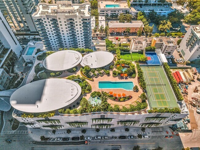 Building Photo - 700 NE 24th St