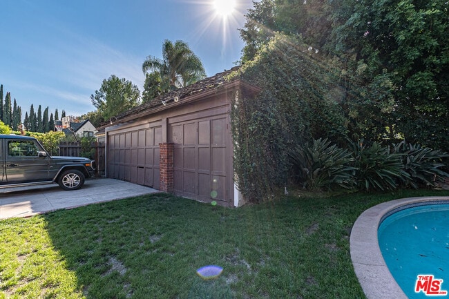 Building Photo - 165 N Las Palmas Ave