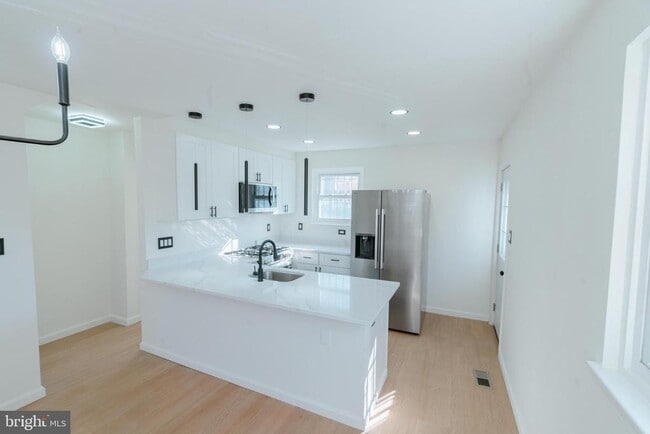 Building Photo - 413 Kennedy St NE