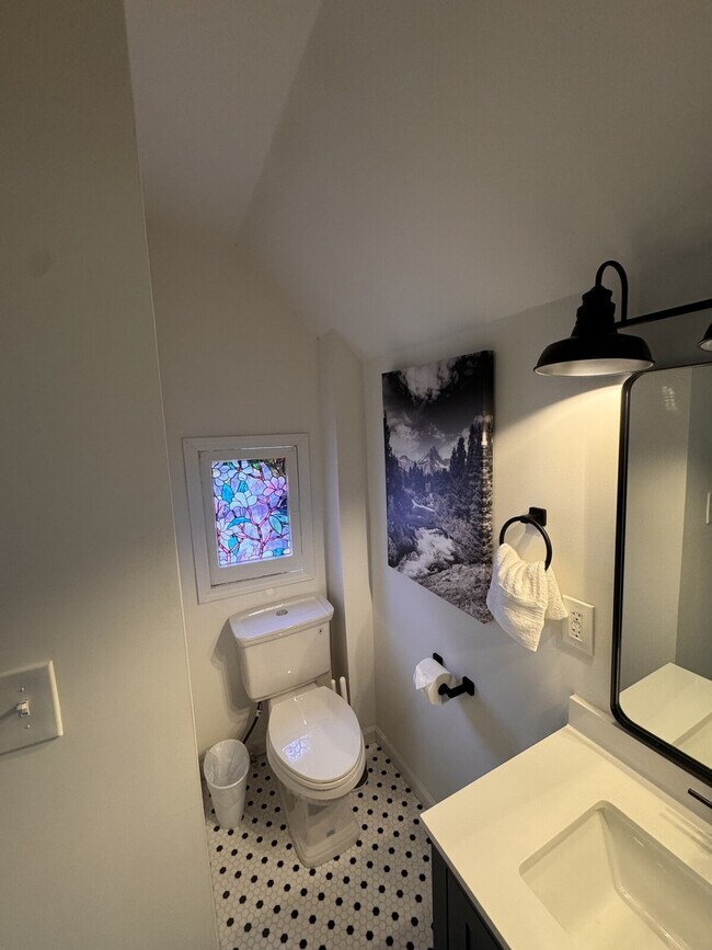 Building Photo - 6559 Hoffman Ave