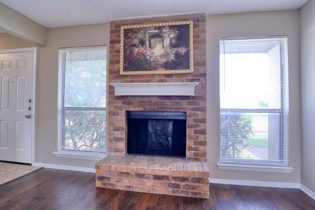 Building Photo - 413 Lakeway Dr