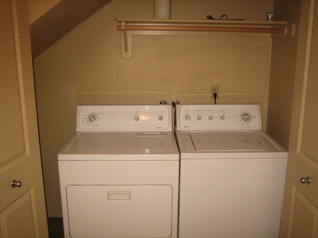 Building Photo - 2Bd/1.5Ba Two Story Condo - Available to View!