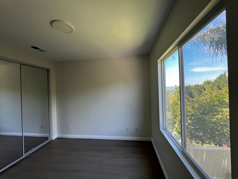 Building Photo - 12124 Scenic View Terrace