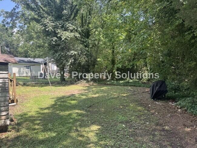Building Photo - Spacious & Refreshed 1 Bed, 1 Bath Duplex | High Ceilings & Ample Parking!