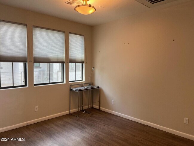 Building Photo - 2090 S Dorsey Ln