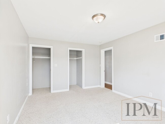 Building Photo - Available Now - 2 Bedroom located in Centr...