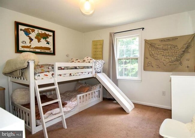 Building Photo - Set within the sought after community of Runnymeade, this beautifully maintained townhome offers ...